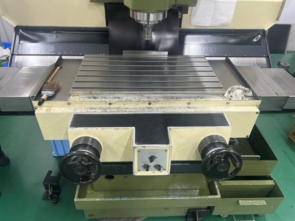 Máy phay MAKINO MS40